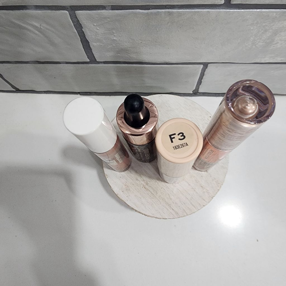 Revolution Makeup Bundle: Foundation, Highlighter, Eyeshadow, Lip Gloss - Picture 2 of 7